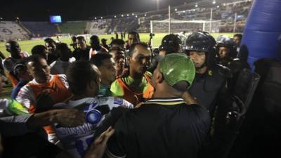 Ninrol Medina se encaró con Donis Escober.