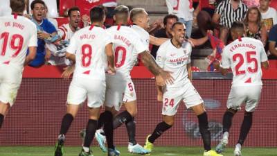 Los jugadores del Sevilla celebrando el gol de Joan Jordán que les dio la victoria ante el Granada. Foto AFP