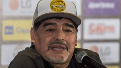Diego Maradona llegó a un acuerdo para seguir al frente de los Dorados de México. FOTO AFP.