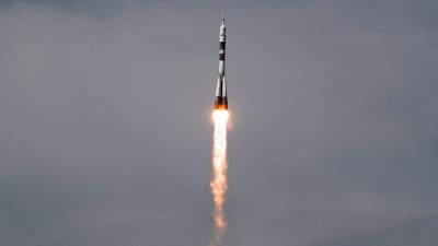 El cohete Soyuz MS-09 con tres astronautas a bordo despega desde el cosmódromo de Baikonur. EFE