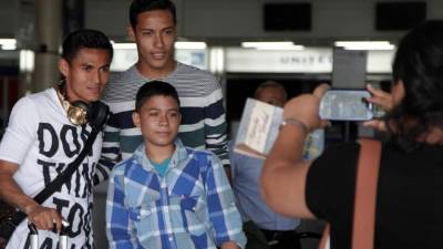 Andy Nájar, posando con dos aficionados en el aeropuerto de San Pedro Sula.