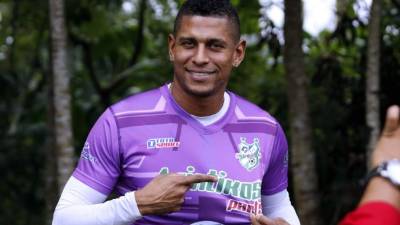 Carlo Costly feliz posando con la camiseta del Platense. Foto Neptalí Romero