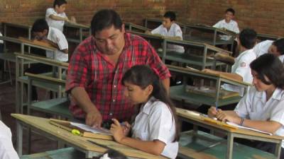 Un maestro dando clases en la capital.