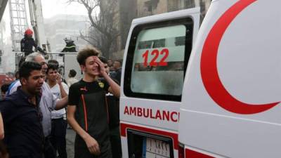 Una ambulancia de la Media Luna Roja traslada a heridos en un atentado en Bagdad. EFE/Archivo