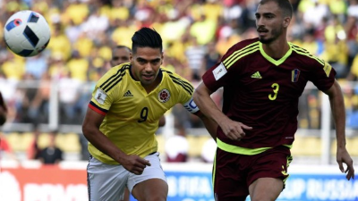 Radamel Falcao disputa el balón con el venezolano Mike Villanueva. Foto AFP
