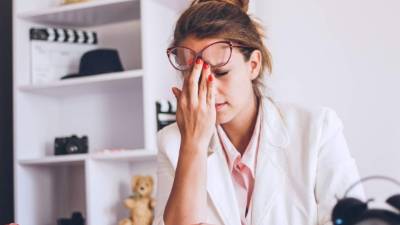 Al tomar un bebida fría puede ocasionarle dolor de cabeza.