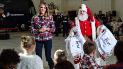 La primera dama estadounidense, Melania Trump, adelantó la Navidad para los hijos de los militares en la base de Anacostia, a quienes sorprendió este martes con regalos y una fiesta con Santa Claus.