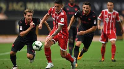 Bayern Munich's midfielder James Rodriguez (2nd L) and Arsenal defender Nacho Monreal (L) vie for the ball during the International Champions Cup football match between Bayern Munich and Arsenal in Shanghai on July 19, 2017. / AFP PHOTO / Johannes EISELE