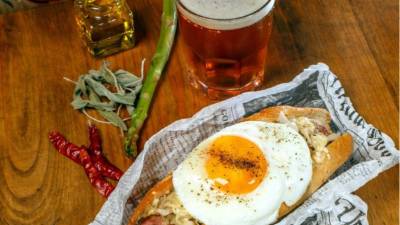 Para servir colocar el huevo estrellado encima.