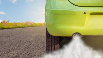 El humo blanco, especialmente al arrancar en climas fríos, suele ser inofensivo, ya que es vapor de agua producido por la condensación en el sistema de escape. Sin embargo, si persiste en cualquier temperatura y es densa, puede ser un indicio de un problema más grave.