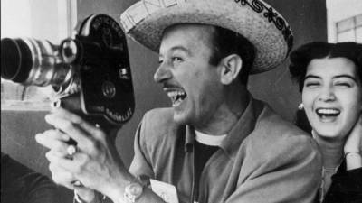 Archivo de una reproducción fotográfica cedida por el Festival Internacional de Cine en Guadalajara el 6 de febrero de 2009, que muestra al cantante y actor mexicano Pedro Infante (1917-1957) con una cámara de cine en las manos. EFE