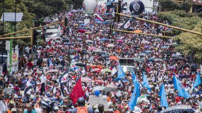 Una masiva huelga, que ha provocado caos y disturbios en el país, exige al Gobierno de Alvarado frenar un plan de reformas fiscales./AFP.