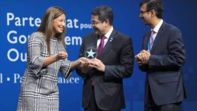 El Presidente Juan Orlando Hernández recibió uno de los tres reconocimientos a la transparencia en la cumbre de gobiernos abiertos en Francia.