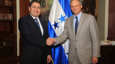 El director del Hemisferio Occidental, Alejandro Werner, -izquierda-, se reunió con el presidente, Juan Orlando Hernández.