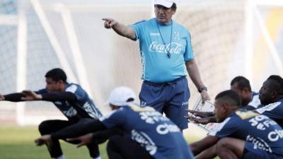 Jorge Luis Pinto se muestra respetuoso con el rival y no deja de lado ningún detalle. Se le vio muy contento con la entrega de sus dirigidos. Fotos Melvin Cubas