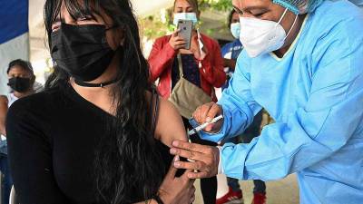 Jornada. En San Pedro Sula los jóvenes acudieron a vacunarse al colegio José Trinidad Reyes y al Gimnasio Olímpico.