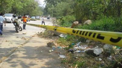 Los agentes que están en la escena del crimen informaron que supuestamente el cuerpo corresponde a un hombre.