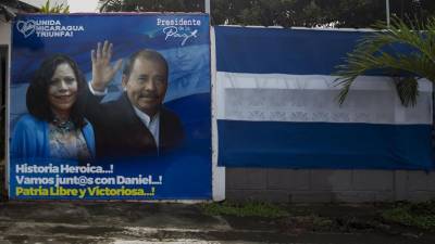 Pancarta política con la imagen de la fórmula presidencial del mandatario Daniel Ortega, y la vicepresidenta Rosario Murillo.