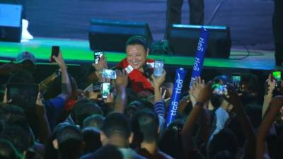 El artista se involucró con el público para cantar.