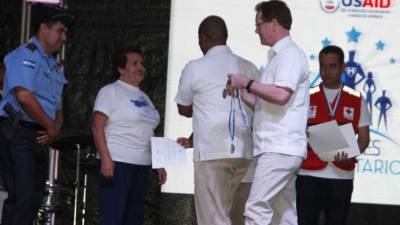 El embajador de Estados Unidos, James Nealon, entrega reconocimiento a una voluntaria. Durante el evento hicieron presentaciones artísticas; asistieron jóvenes de los municipios. fotos: José Cantarero