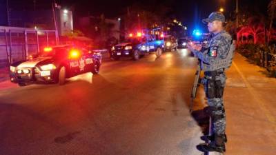 Los servicios de emergencia se encargaron de trasladar a los tres heridos a un hospital cercano para darles los primeros auxilios. Foto: AFP