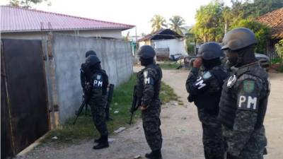 La Operación Ciclón X a cargo de fiscales de Santa Bárbara y elementos de la PMOP efectúan labores de despeje y aseguramiento de objetivos en los allanamientos ordenados en la aldea de Santa Cruz Minas, municipio de Quimistán, Santa Bárbara. Foto cortesía del Ministerio Público.