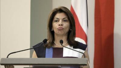 La presidenta de Costa Rica Laura Chinchilla habla en una rueda de prensa, este martes 1 de octubre de 2013, en San José (Costa Rica). EFE