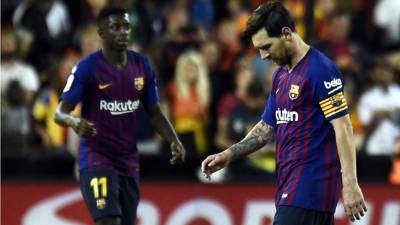 Messi se lamenta al final del partido tras empatar contra el Valencia. Foto AFP
