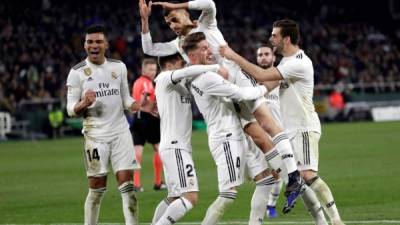 Los jugadores del Real Madrid celebran el segundo gol del equipo madridista marcado por Dani Ceballos. Foto EFE