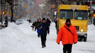 La tormenta de hielo y nieve que azotará el noreste de Estados Unidos provocará demoras en los viajes por avión, tren y carreteras. Foto Archivo
