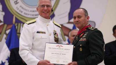 René Orlando Ponce recibió la Medalla de Legión al Mérito por parte del jefe del Comando Sur de Estados Unidos, Craig S. Faller.