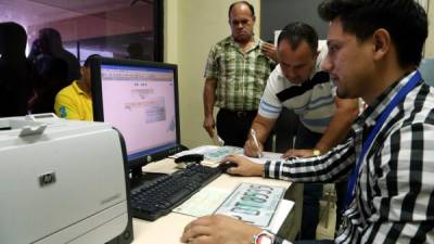 Usuarios reclaman sus placas en la oficina de Registro Vehicular del IP en la ciudad. Foto: Amílcar Izaguirre