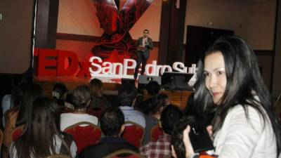 Un expositor y parte del público en el TEDx San Pedro Sula que se desarrolló en la CCIC.