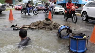 La fuga de agua potable duró más de una hora en la 8 calle y 3 avenida.