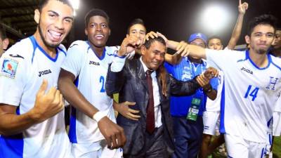 José Valladares celebrando con sus muchachos el pase al Mundial de Chile.