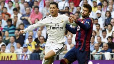 Gerard Piqué marcando a Cristiano Ronaldo en un Real Madrid-Barcelona.