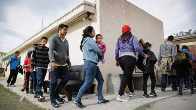 Los inmigrantes detenidos en Texas serán trasladados a otros estados tras el cierre del centro de detención en McAllen./AFP.