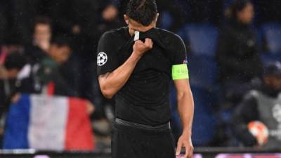 Thiago Silva no pudo contener el llanto tras la eliminación del PSG de la Champions. FOTO AFP.