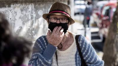 Una mujer se protege del Covid-19 con una mascarilla en Costa Rica. Foto: AFP
