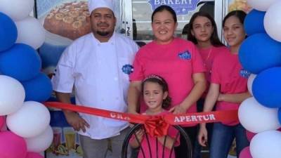 Johana Linarez, su esposo Joel Ayala y sus hijas en la inauguración de 'Johanas Bakery'.