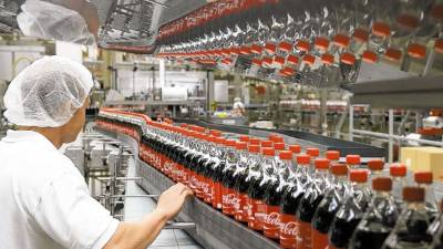 El gigante de las bebidas ha anunciado que eliminará al menos 1.000 o 2.000 puestos en todo el mundo en las próximas semanas, su mayor recorte en 15 años.