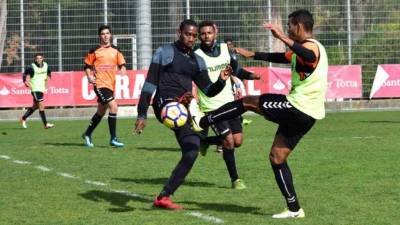 Bryan Róchez en un entrenamiento con el Nacional de Portugal.