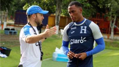 Deiby Flores estuvo dialogando con el preparador físico de la Selección de Honduras, Sebastián Urrutia.