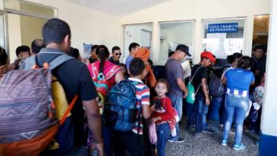 Migrantes hondureños en Tecún Umán, Guatemala, hacen fila para tratar de tramitar su cruce por la frontera hacia México. Pese a las deportaciones, muchos siguen intentando alcanzar la frontera estadounidense con la esperanza de cruzar al otro lado.