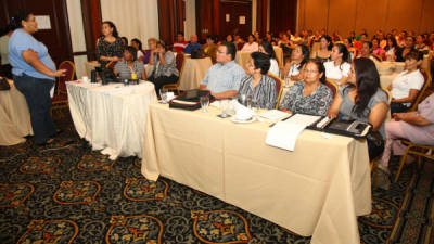 Los maestros durante el seminario de Educación.