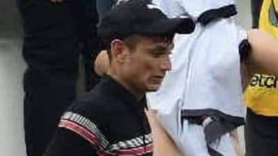 Wilson Ariel Pérez Hernández, de 21 años, agredió a una agente policial en los disturbios ocurridos el domingo en el Estadio Olímpico de San Pedro Sula, tras disputada la final del fútbol hondureño entre Real España y Motagua. Fotografía: Opsa.