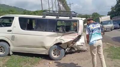 La parte trasera del bus rapidito quedó destruida producto del brutal impacto.