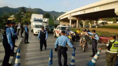 En las principales ciudades de Honduras, las autoridades realizaron retenes para controlar el desplazamiento de los pobladores y solo permitir la movilización de las personas autorizadas.