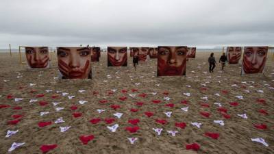 En protesta por las violaciones contra mujeres fueron expuestas 420 bragas hoy en Copacabana. AFP