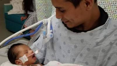 Yovani López se aferra a un milagro para su hijo tras el asesinato de su esposa en Chicago./Facebook.